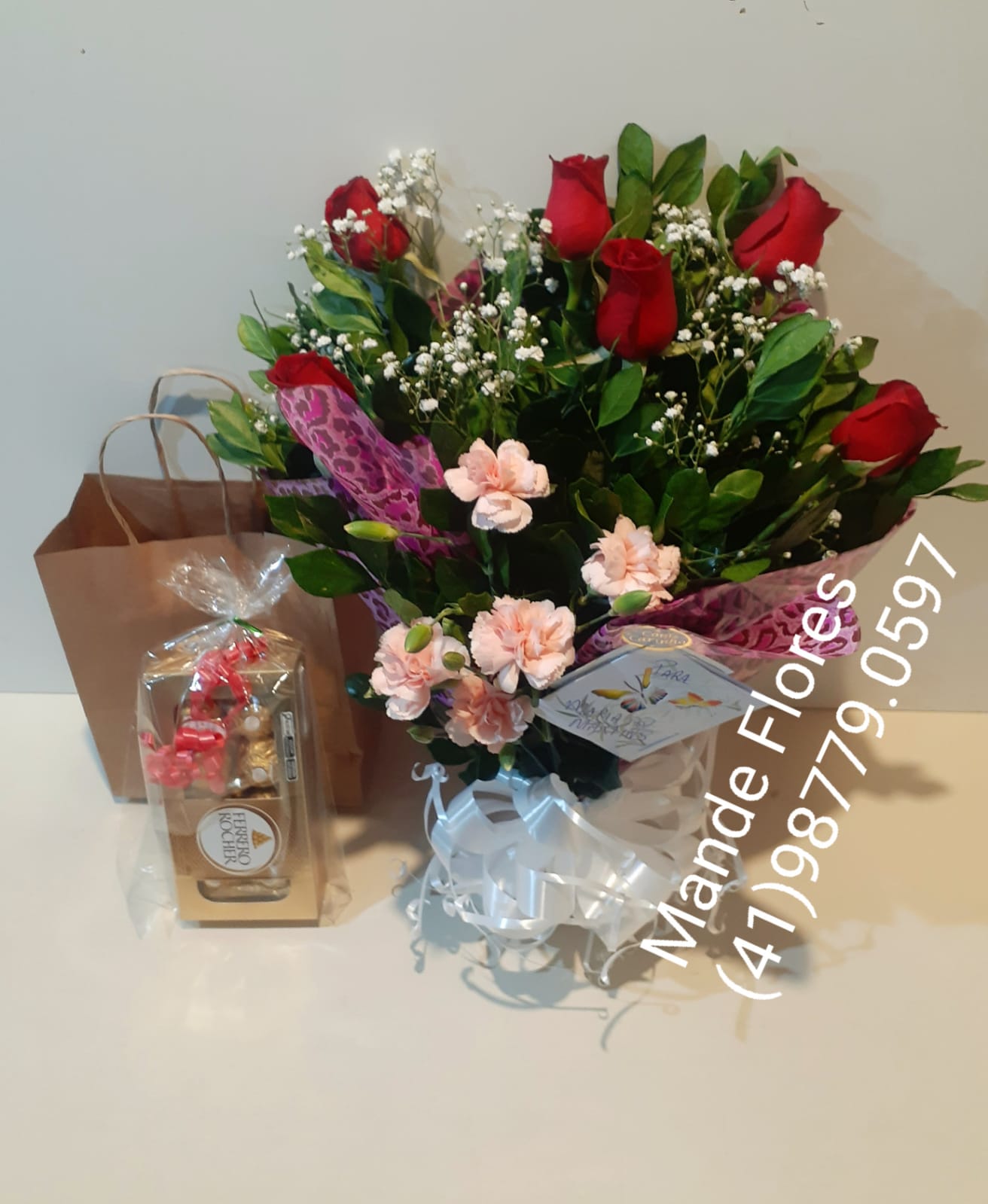 Buquê de rosas e chocolate