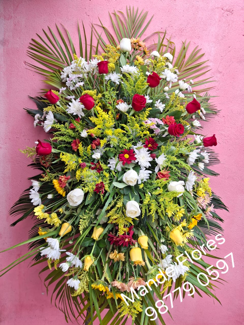 Coroa com rosas mistas.